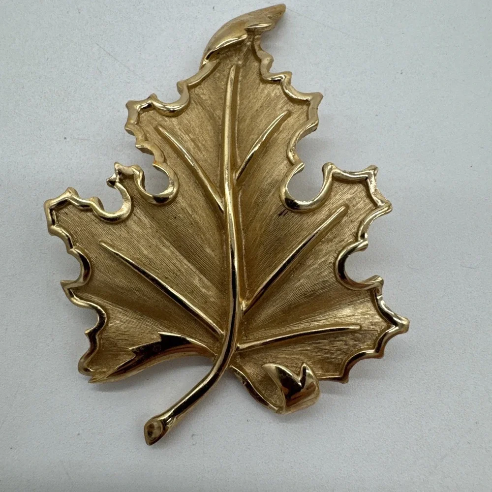 Vintage  Crown Trifari Rhodium Gold Tone Large Leaf Brooch Pin Turned Stem 3